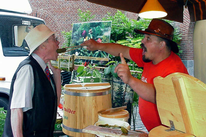 Geschäftsführer Dr. Peter Nieveler beim Spreegurken-Naschen 2000. Foto: Archiv Manuela und Heinrich Horrig