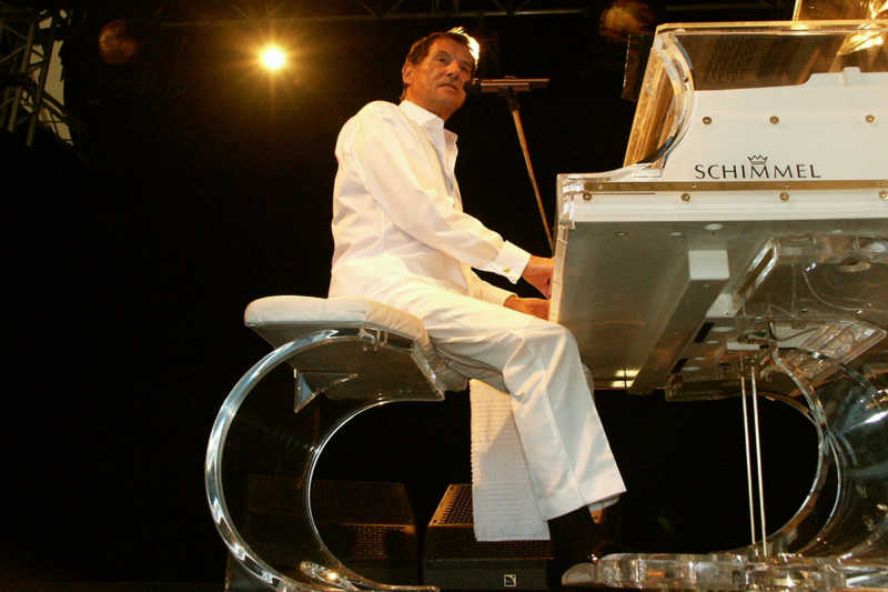 Bis auf den letzten Stehplatz war der Stadtgarten 2002 beim Auftritt von Udo Jürgens gefüllt. Foto: Archiv Manuela und Heinrich Horrig