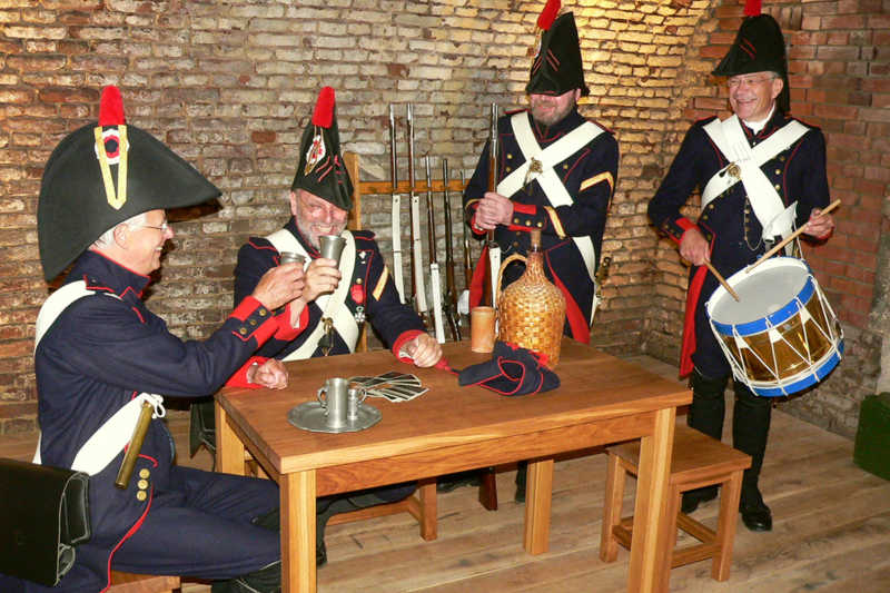 Das Corps de Juliers bei der Eröffnung der nördlichen Wache 2008. Foto: Archiv Manuela und Heinrich Horrig