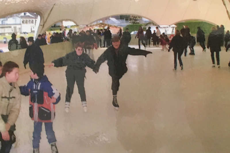 Ehepaar Horrig wagte sich 2011 im Stadtgarten auf die Eisbahn. Foto: Archiv Manuela und Heinrich Horrig