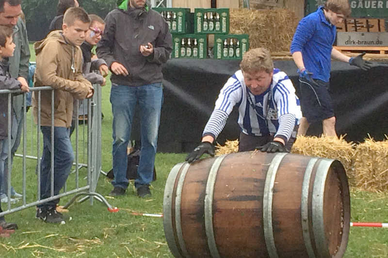 Axel Fuchs brachte bei der Holzhackermeisterschaft 2015 das Fass ins Rollen. Foto: Archiv PuKBSuS