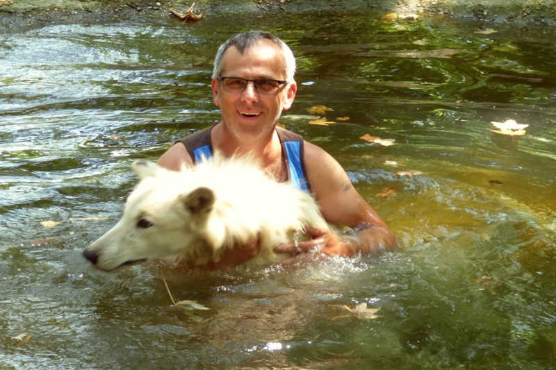 Im Hitzesommer 2018 verschafft Zooleiter Henry Fischer den Wölfen ein kühles Bad. Foto: Archiv Manuela und Heinrich Horrig