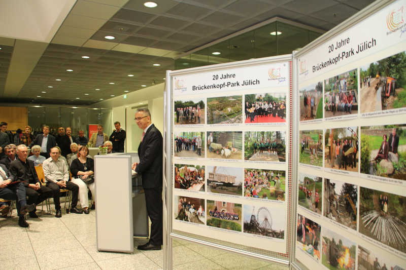 Zwei Wochen lang waren Bilder aus 20 Jahren in der Sparkasse am Schwanenteich zu sehen. Foto: Arne Schenk