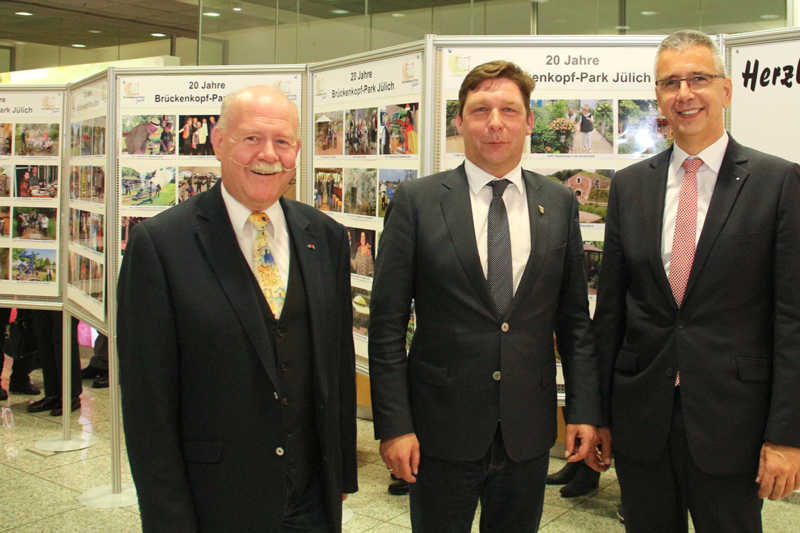 Udo Zimmermann, Axel Fuchs und Hans-Josef Bülles bei der Ausstellungseröffnung 20 Jahre Brückenkopf-Park. Foto: Arne Schenk