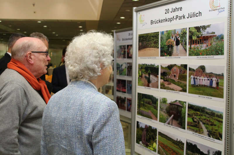 Der ehemalige Parkchef Dr. Peter Nieveler und Gattin Elfriede bei der Bilderreise in die Vergangenheit. Foto: Arne Schenk