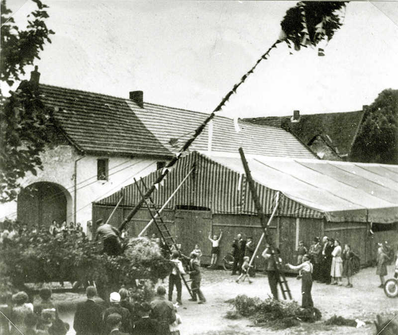 ca-1957-Maibaum-aufstellen-auf-dem-Maarplatz-Format-klein ca 1957 Maibaum aufstellen auf dem Maarplatz