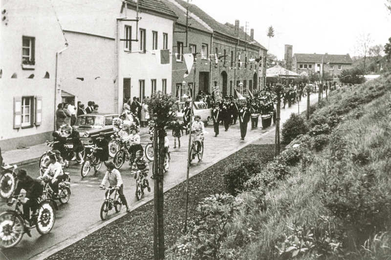 ca-1964-Festzug-durch-den-Ort-Format-klein ca 1964 Festzug durch Bourheim