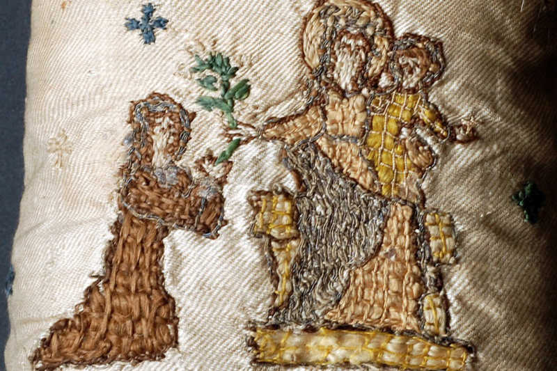 Seidenhandschuh aus dem Schrein der Christina von Stommeln ñ Christina und Maria Seidenhandschuh aus dem Schrein der Christina von Stommeln ñ Christina und Maria