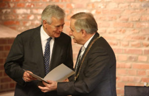 Bürgermeister Heinrich Stommel (r) verleiht Unternehmer Heinz-August-Schüssler den Ehrenring der Stadt Jülich. Foto: Archiv