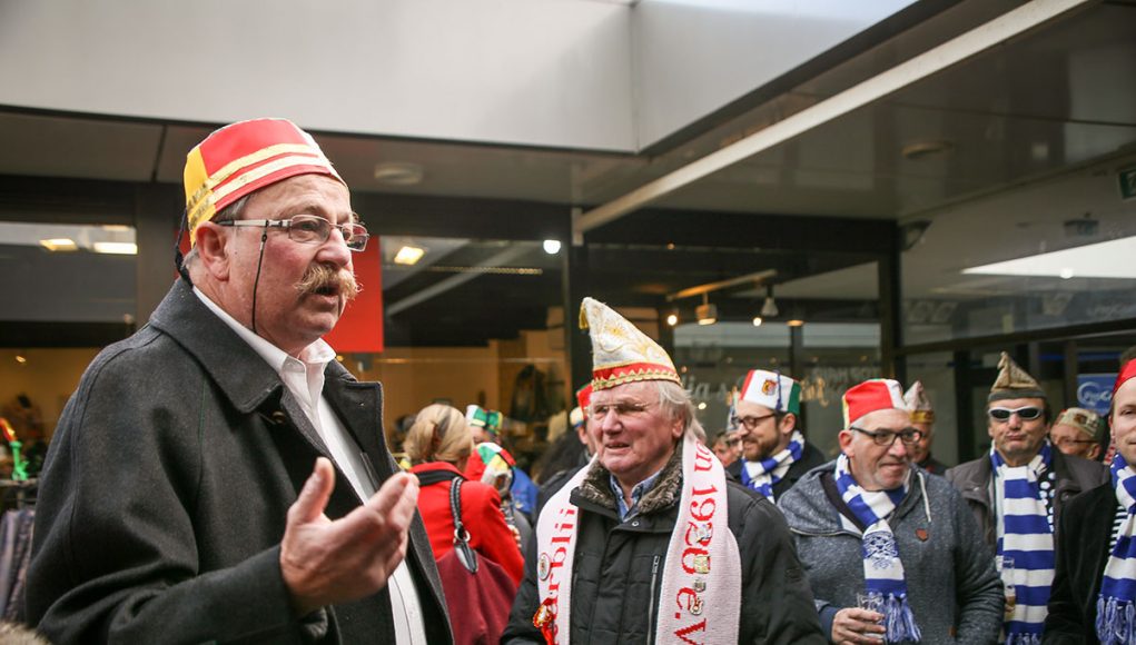 Hein Ningelgen, Präsident des Lazarus Strohmanus Jülich, bei der Sessionseröffnung am Lazarusbrunnnen in der kleinen Kö