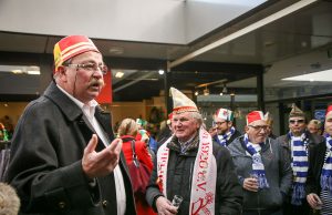 Hein Ningelgen, Präsident des Lazarus Strohmanus Jülich, bei der Sessionseröffnung am Lazarusbrunnnen in der kleinen Kö