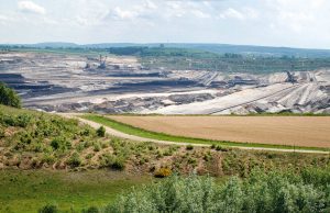 Blick ins Loch des Braunkohle Tagebau Inden