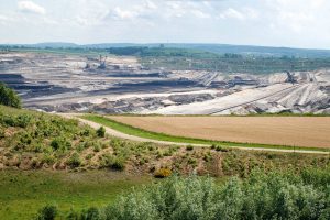 Blick ins Loch des Braunkohle Tagebau Inden