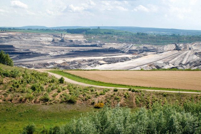 Blick ins Loch des Braunkohle Tagebau Inden