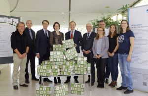 Von links: Karl Sobotta (Leiter Schülerlabor „JuLab“ im Forschungszentrum Jülich), Rushbeh Nawab (Leiter Science College Haus Overbach), Karsten Beneke (Stv. Vorstandsvorsitzender Forschungszentrum Jülich), Antonia Illich (Leiterin Büro für Chancengleichheit im Forschungszentrum Jülich), Thomas Rachel MdB (Parlamentarischer Staatssekretär im Bundesministerium für Bildung und Forschung und Schirmherr des Netzwerks für den Kreis Düren), Heinz Lingen (Haus Overbach), Dr. Stephan Gühmann (Stiftung „Haus der kleinen Forscher“), Maike Wemhöner (Stiftung „Haus der kleinen Forscher“), Sabrina Schwarz (Büro für Chancengleichheit), Anne Fuchs-Döll (Schülerlabor „JuLab“). | Foto: Forschungszentrum Jülich / Ralf-Uwe Limbach