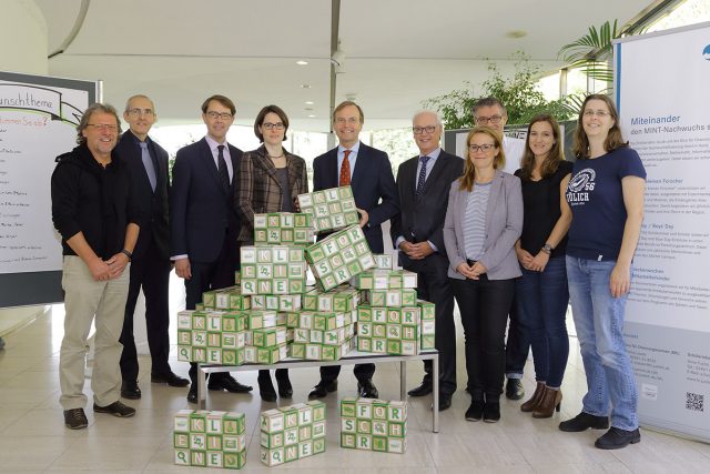 Von links: Karl Sobotta (Leiter Schülerlabor „JuLab“ im Forschungszentrum Jülich), Rushbeh Nawab (Leiter Science College Haus Overbach), Karsten Beneke (Stv. Vorstandsvorsitzender Forschungszentrum Jülich), Antonia Illich (Leiterin Büro für Chancengleichheit im Forschungszentrum Jülich), Thomas Rachel MdB (Parlamentarischer Staatssekretär im Bundesministerium für Bildung und Forschung und Schirmherr des Netzwerks für den Kreis Düren), Heinz Lingen (Haus Overbach), Dr. Stephan Gühmann (Stiftung „Haus der kleinen Forscher“), Maike Wemhöner (Stiftung „Haus der kleinen Forscher“), Sabrina Schwarz (Büro für Chancengleichheit), Anne Fuchs-Döll (Schülerlabor „JuLab“). | Foto: Forschungszentrum Jülich / Ralf-Uwe Limbach