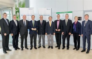 Feierten gemeinsam 40 Jahre Biotechnologie im Forschungszentrum Jülich: Prof. Jörg Pietruszka (Institutsleiter IBOC Düsseldorf), Prof. Wolfgang Marquardt (Vorstandsvorsitzender des Forschungszentrums Jülich), Prof. em. Christian Wandrey (ehem. Leiter des IBT-2), Thomas Rachel MdB (Forschungsstaatssekretär im BMBF), Prof. em. Hermann Sahm (ehem. Leiter des IBT-1), Prof. Sang Yup Lee (Korea Advanced Institute of Science and Technology (KAIST), Südkorea), Prof. Wolfgang Wiechert (Institutsleiter IBG-1), Prof. Karl-Erich Jaeger (Institutsleiter IMET Düsseldorf) , Prof. Frances Arnold (California Institute of Technology (Caltech), USA) und Prof. Michael Bott (Institutsleiter IBG-1). | Foto: Forschungszentrum Jülich