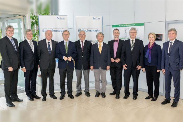 Feierten gemeinsam 40 Jahre Biotechnologie im Forschungszentrum Jülich: Prof. Jörg Pietruszka (Institutsleiter IBOC Düsseldorf), Prof. Wolfgang Marquardt (Vorstandsvorsitzender des Forschungszentrums Jülich), Prof. em. Christian Wandrey (ehem. Leiter des IBT-2), Thomas Rachel MdB (Forschungsstaatssekretär im BMBF), Prof. em. Hermann Sahm (ehem. Leiter des IBT-1), Prof. Sang Yup Lee (Korea Advanced Institute of Science and Technology (KAIST), Südkorea), Prof. Wolfgang Wiechert (Institutsleiter IBG-1), Prof. Karl-Erich Jaeger (Institutsleiter IMET Düsseldorf) , Prof. Frances Arnold (California Institute of Technology (Caltech), USA) und Prof. Michael Bott (Institutsleiter IBG-1). | Foto: Forschungszentrum Jülich