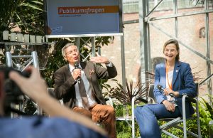 Wolfgang Bosbach unterhielt im besten Sinne mit Patricia Peill das politisch interessierte Publikum im Jülicher Glashaus. | Foto: Marcel Kanehl