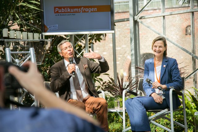 Wolfgang Bosbach unterhielt im besten Sinne mit Patricia Peill das politisch interessierte Publikum im Jülicher Glashaus. | Foto: Marcel Kanehl