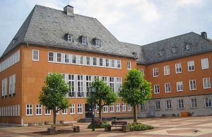Blick über den Marktplatz Jülich auf das alte Rathaus. | Foto: Norbert Tirtey