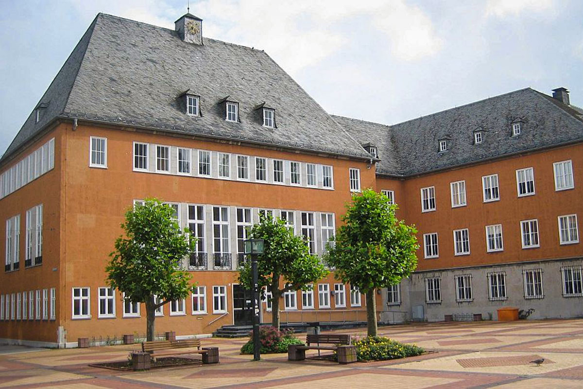 Blick über den Marktplatz Jülich auf das alte Rathaus. | Foto: Norbert Tirtey