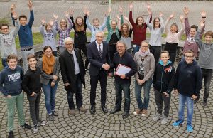 Start frei für den neuen Differenzierungskurs „Energie und Umwelt“: Die Schülerinnen und Schüler des Gymnasiums St. Ursula mit (vordere Reihe, v. l.) Lehrerin Anika Janßen-Bischofs, Lehrer Robert Schoenen, Schulleiter Jürgen Pallaske, JuLab-Leiter Karl Sobotta und Lehrerin Verena Bauske. | Foto: Forschungszentrum Jülich