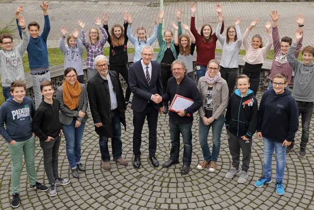 Start frei für den neuen Differenzierungskurs „Energie und Umwelt“: Die Schülerinnen und Schüler des Gymnasiums St. Ursula mit (vordere Reihe, v. l.) Lehrerin Anika Janßen-Bischofs, Lehrer Robert Schoenen, Schulleiter Jürgen Pallaske, JuLab-Leiter Karl Sobotta und Lehrerin Verena Bauske. | Foto: Forschungszentrum Jülich