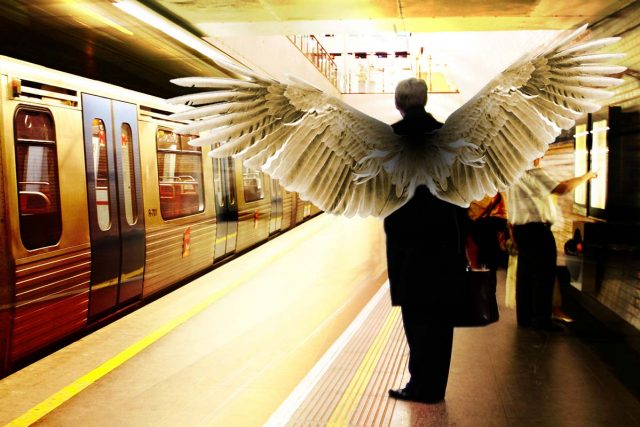 Ein Engel in der U-Bahn | Grafik: HZG