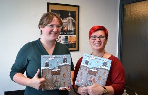 Julia Huneke und Gisa Stein vom Stadtmarketing präsentieren den Hexenturm Adventskalender | Foto: Stadt Jülich
