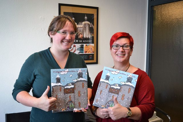 Julia Huneke und Gisa Stein vom Stadtmarketing präsentieren den Hexenturm Adventskalender | Foto: Stadt Jülich