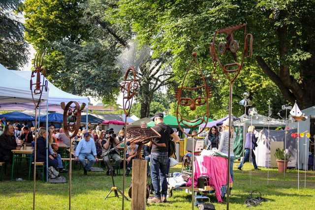 Bühne frei für die Kunsthandwerkerinnen auf dem Jülicher Schlossplatz | Fotos: Dorothée Schenk