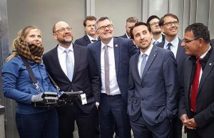 SPD-Vorsitzender Martin Schulz zusammen mit MdB Dietmar Nietan und MdL Peter Münstermann im Forschungszentrum Jülich | Foto: SPD