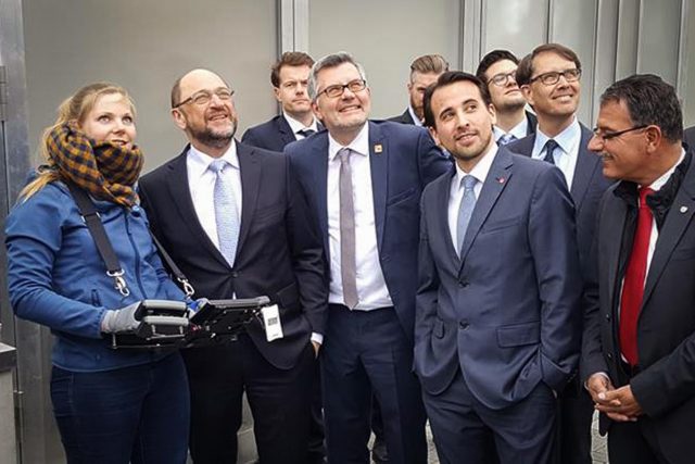 SPD-Vorsitzender Martin Schulz zusammen mit MdB Dietmar Nietan und MdL Peter Münstermann im Forschungszentrum Jülich | Foto: SPD