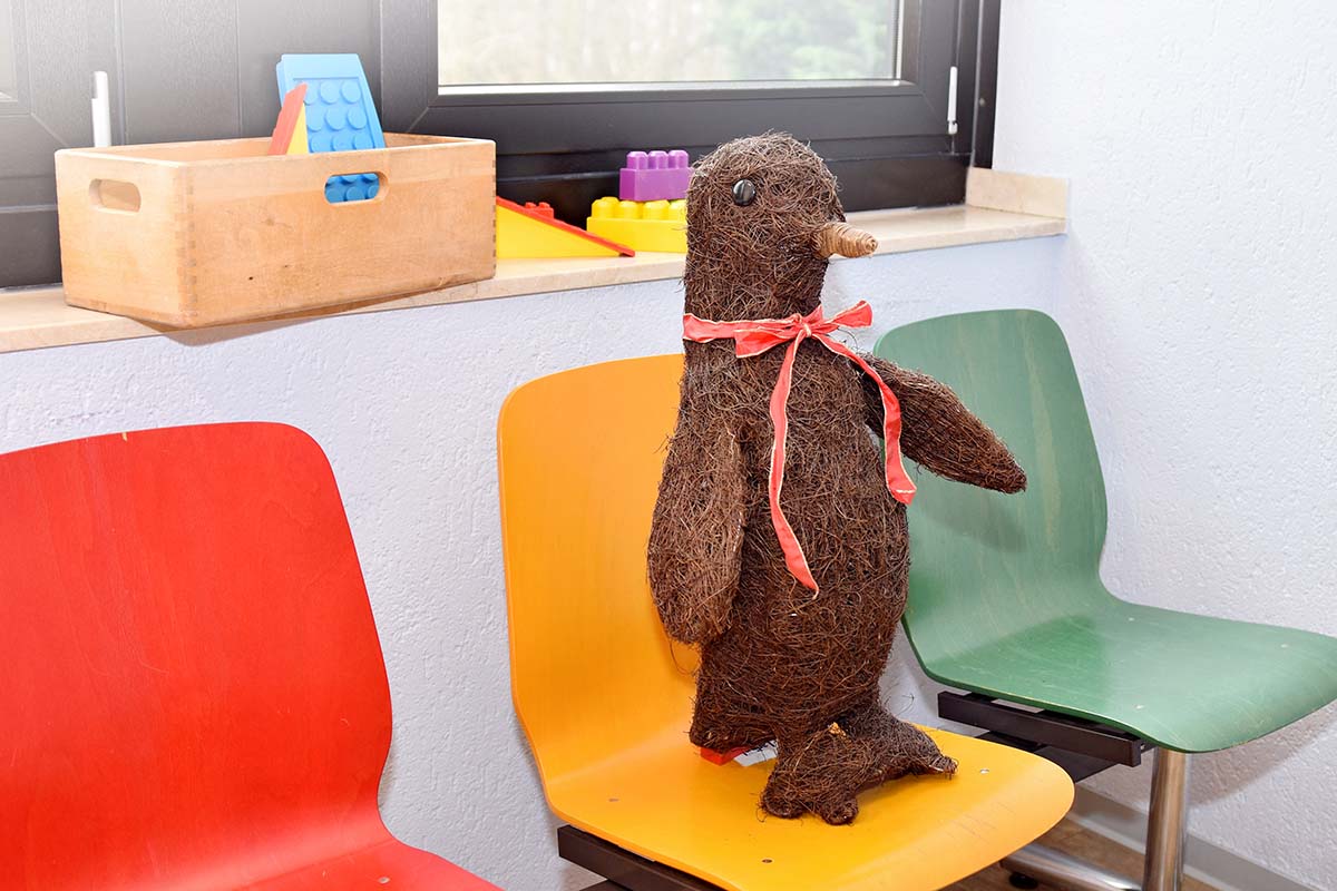 Im Wartezimmer der Kinderpraxis Klughardt wacht Maskottchen Herr Pinguin über die Patienten | Foto: Praxis Klughardt
