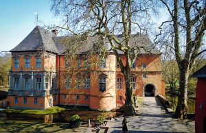 Das Herrenhaus von Schloss Rheydt mit Erker, Südwestturm und Brücke | Foto: GvB