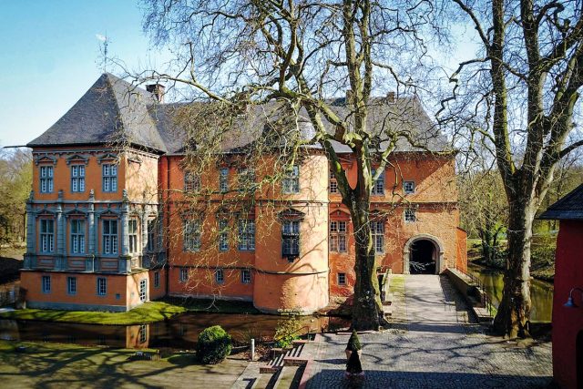 Das Herrenhaus von Schloss Rheydt mit Erker, Südwestturm und Brücke | Foto: GvB