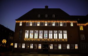 Rathauskalender auf dem Jülicher Marktplatz | Foto: Gisa Stein