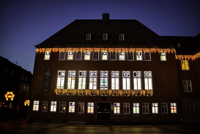 Rathauskalender auf dem Jülicher Marktplatz | Foto: Gisa Stein