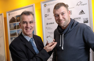 Geschäftsführer Markus Werner (links) und IT-Experte Felix Haferkorn (rechts) von MeteoViva, präsentieren den Deloitte Technology Fast 50 Award. Foto: Daniel Elke