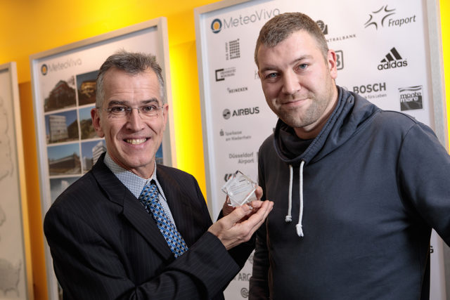 Geschäftsführer Markus Werner (links) und IT-Experte Felix Haferkorn (rechts) von MeteoViva, präsentieren den Deloitte Technology Fast 50 Award. Foto: Daniel Elke