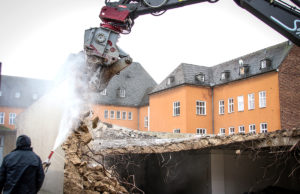 Die Abrissarbeiten für den Neubau für das Verwaltungszentrum Nord haben am 7. Dezember begonnen. Foto: Dorothée Schenk