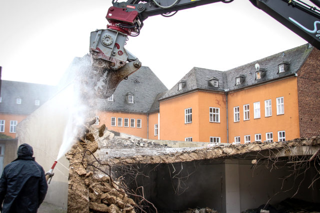 Die Abrissarbeiten für den Neubau für das Verwaltungszentrum Nord haben am 7. Dezember begonnen. Foto: Dorothée Schenk