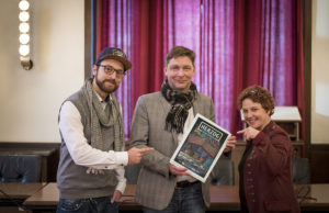 Den ersten gedruckten "Herzog" erhielt Bürgermeister Axel Fuchs (M) persönlich aus den Händen von Dorothée Schenk und Hacky Hackhausen. Foto: Daniel Grasmeier