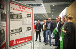 In der Schalterhalle der Sparkasse am Schwanenteich können zum 25. Cup durch die Ausstellung streifen und in Erinnerungen schwelgen. Foto: Dorothée Schenk