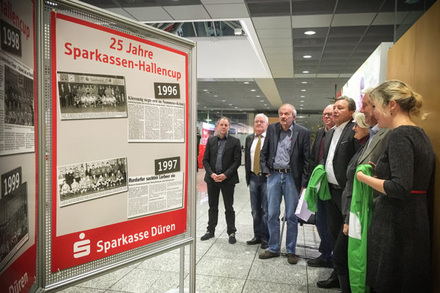 In der Schalterhalle der Sparkasse am Schwanenteich können zum 25. Cup durch die Ausstellung streifen und in Erinnerungen schwelgen. Foto: Dorothée Schenk