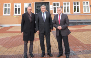 Sie freuen sich auf die große Lösung für das Quartier am Alten Rathaus (v.l.): Jülichs Beigeordneter Martin Schulz, Landrat Wolfgang Spelthahn und Bürgermeister Heinrich Stommel. Foto: Josef Kreutzer