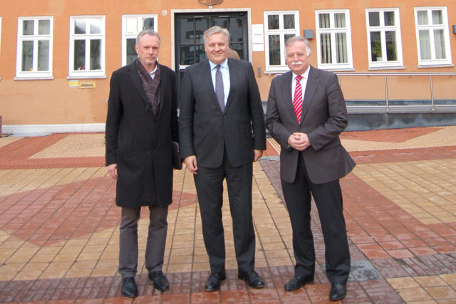 Sie freuen sich auf die große Lösung für das Quartier am Alten Rathaus (v.l.): Jülichs Beigeordneter Martin Schulz, Landrat Wolfgang Spelthahn und Bürgermeister Heinrich Stommel. Foto: Josef Kreutzer