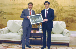 Bürgermeister Axel Fuchs wird beim Besuch in der Partnerstadt Taicang vom Amtskollegen Jianguo Wang. Foto: Stadt Jülich
