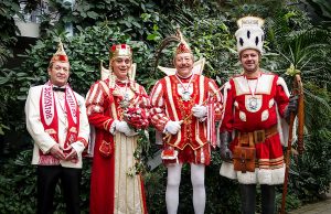 Das Dreigestirn 2017/18 (v.l.n.r. Prinz Randy (Hoppe), Bauer Markus (Ingermann), Jungfrau Volkina (Volker Eßer) und Prinzenführer Lothar (Worms). | Foto: KG Maiblömche